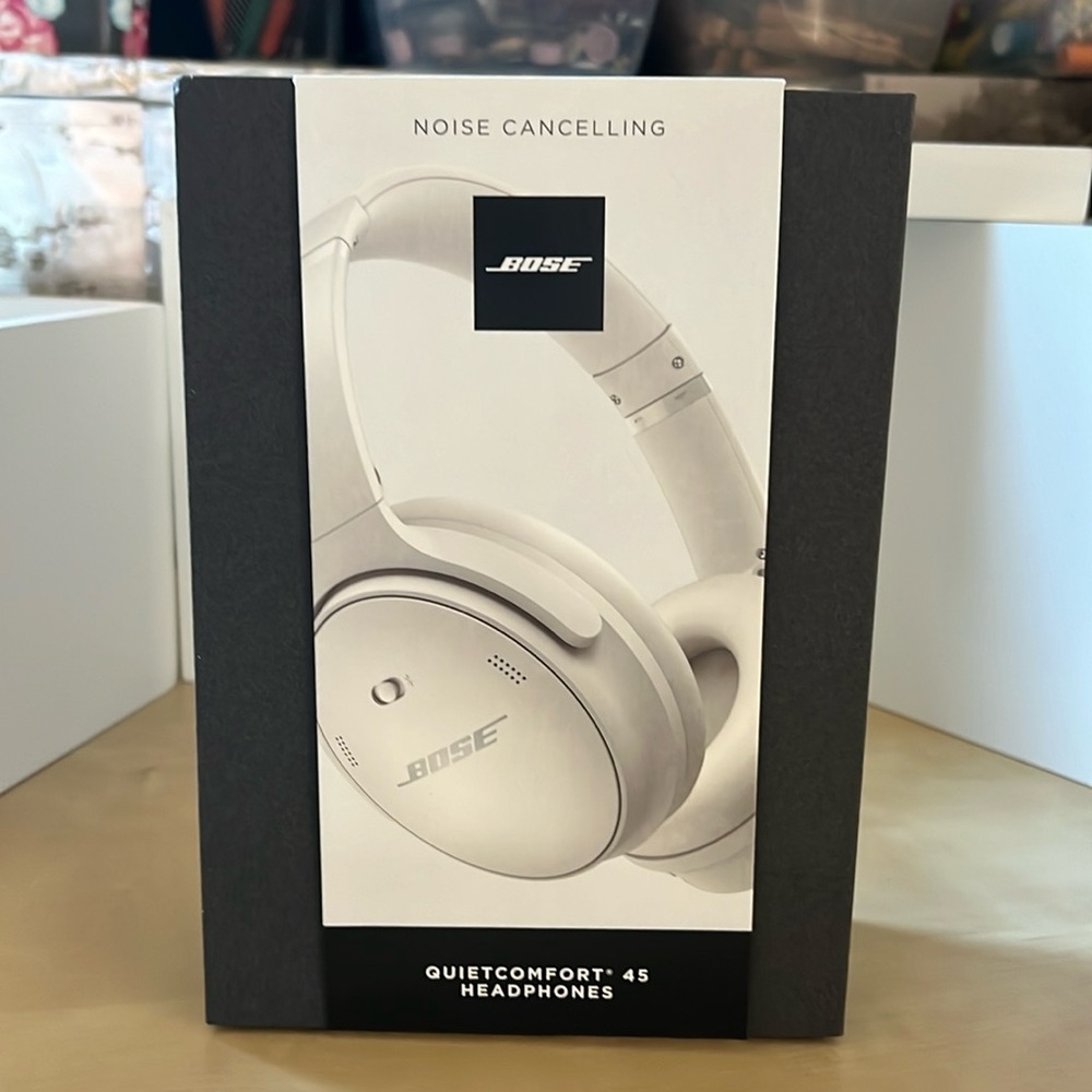 Bose noise cancelling quietcomfort 45 headphones. New in box never used